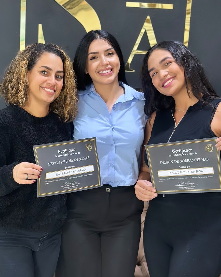 Turma de três alunas com os certificados do curso