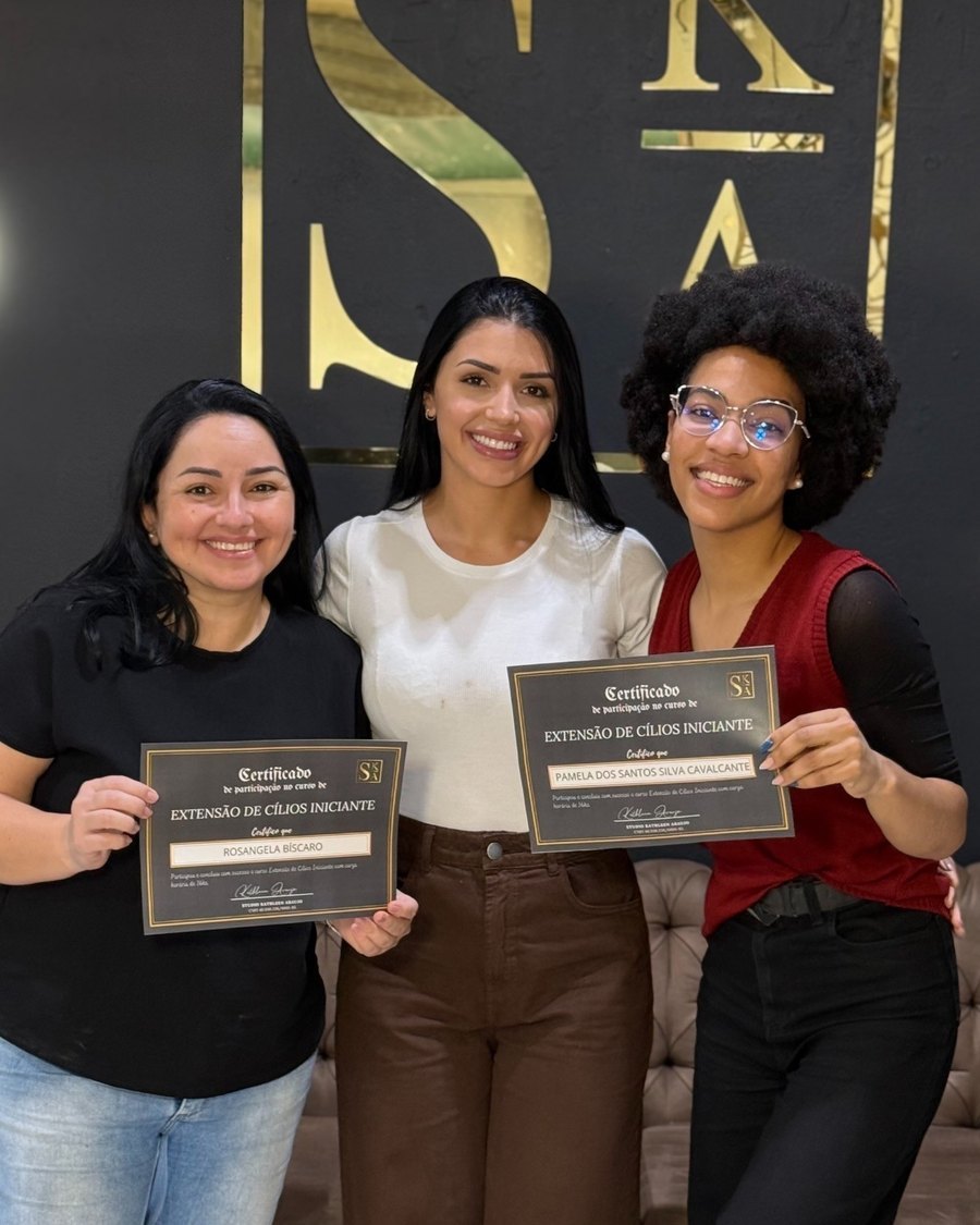 Turma formada com os certificados no studio