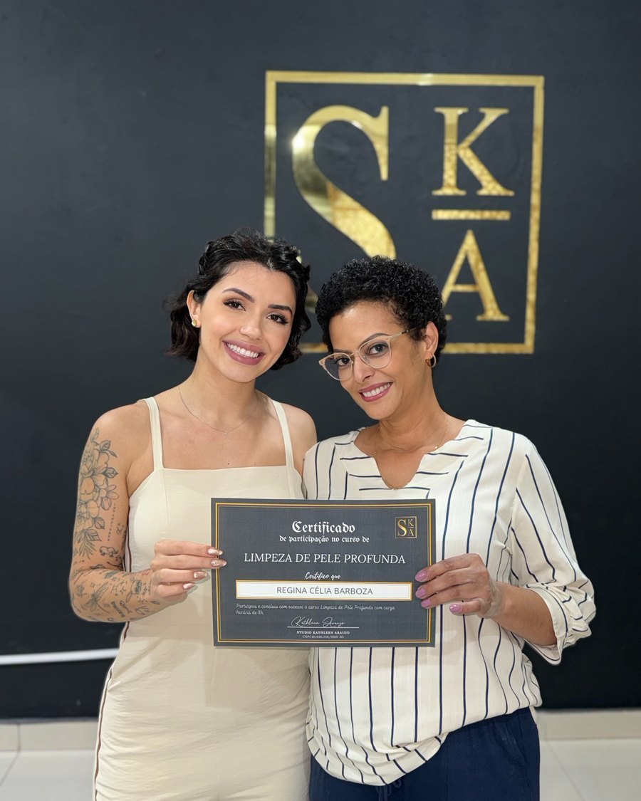 Alunas com o certificado de limpeza de pele profunda