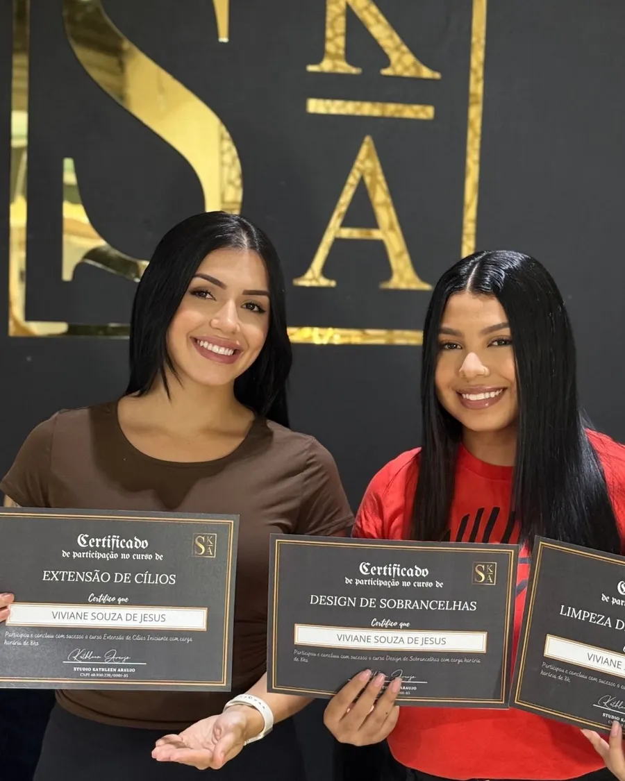 Aluna formada segurando o certificado no Studio Kathleen Araújo