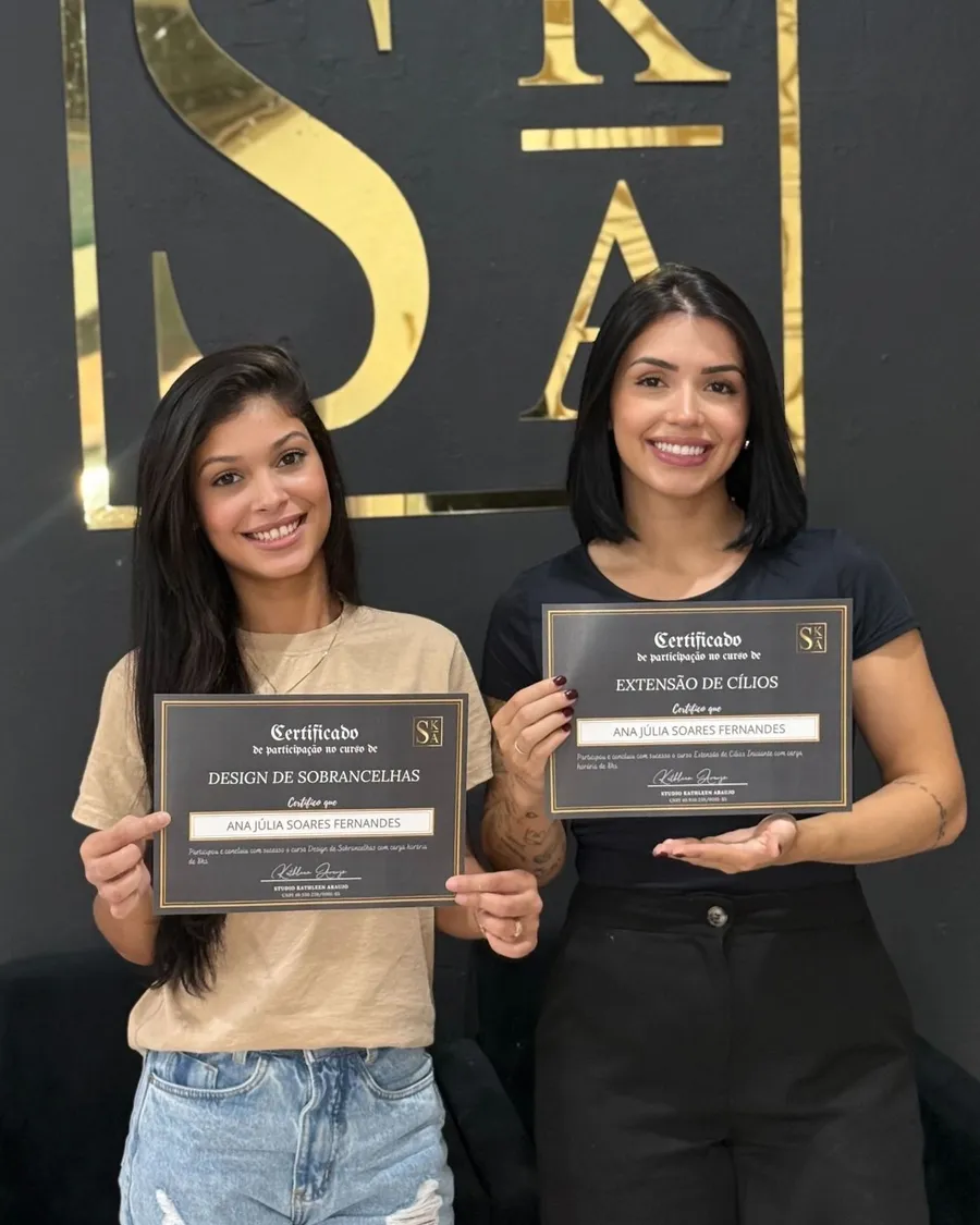 Aluna formada segurando o certificado no Studio Kathleen Araújo