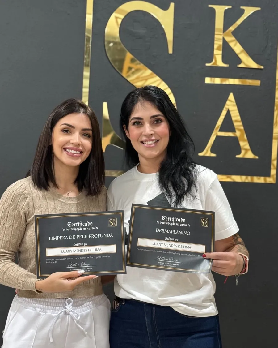 Aluna formada segurando o certificado no Studio Kathleen Araújo