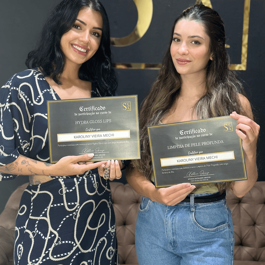 Alunas com o certificado de Hydra Gloss Lips e Limpeza de Pele