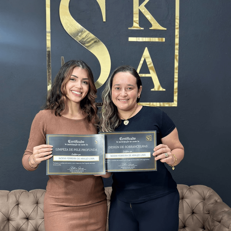 Alunas com o certificado de Limpeza de Pele e Design de Sobrancelhas